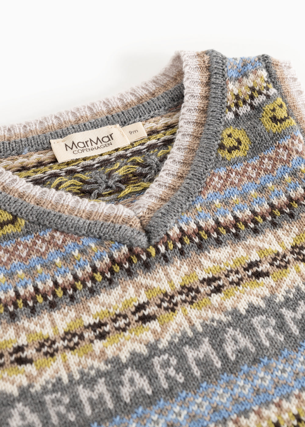 Strikvest med V-hals og Fair Isle-mønster, grå kant med gule detaljer.