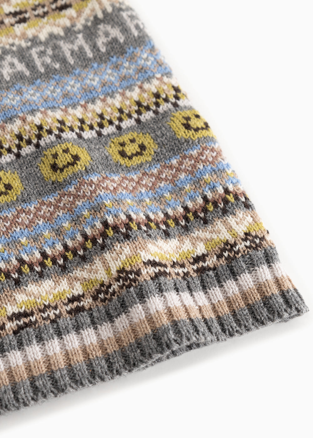 Strikvest i grå med Fair Isle-mønster og V-hals, gule og blå felter.