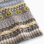 Strikvest i grå med Fair Isle-mønster og V-hals, gule og blå felter.
