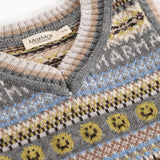 Strikvest i grå med V-hals, Fair Isle mønster og synlig indvendig label