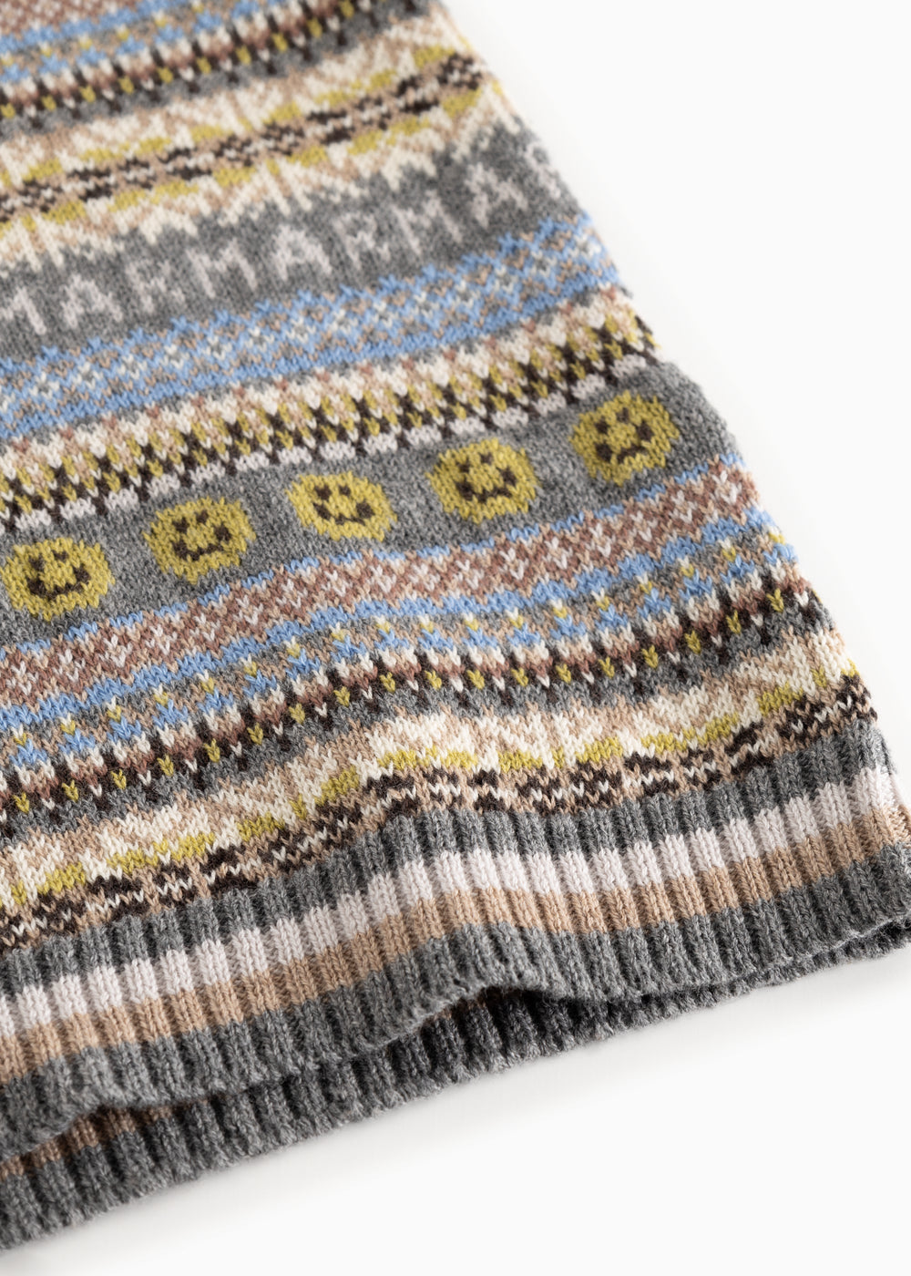 Strikvest i grå med Fair Isle striber og gule mønstre ved nederkant