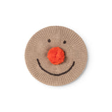 Beige strikhue med orange næse og sort smiley-ansigt