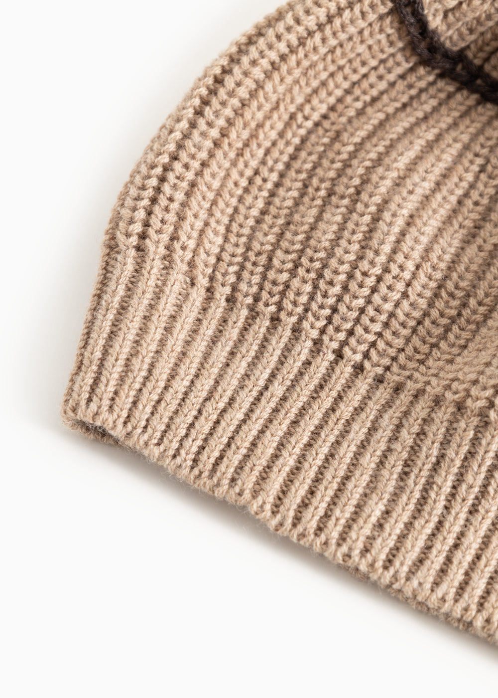Beige ribstrikket strikhue med tætsiddende kant