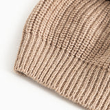 Beige ribstrikket strikhue med tætsiddende kant