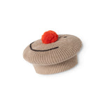 Strikhue i beige med orange kvast og broderet smiley