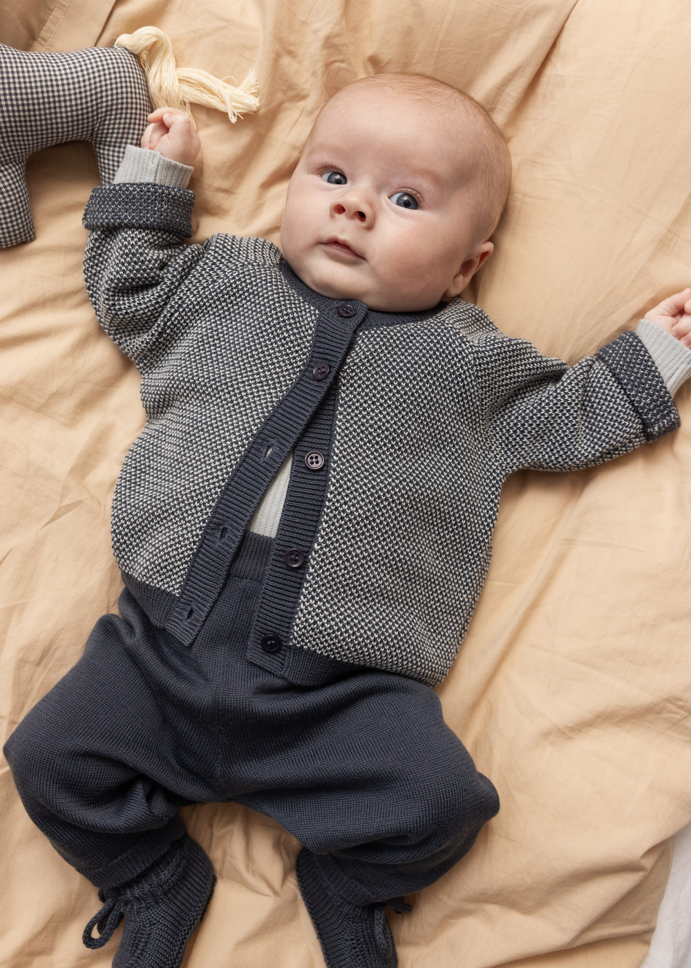 Mørkeblå bukser med ribkant ved benene, båret af baby.