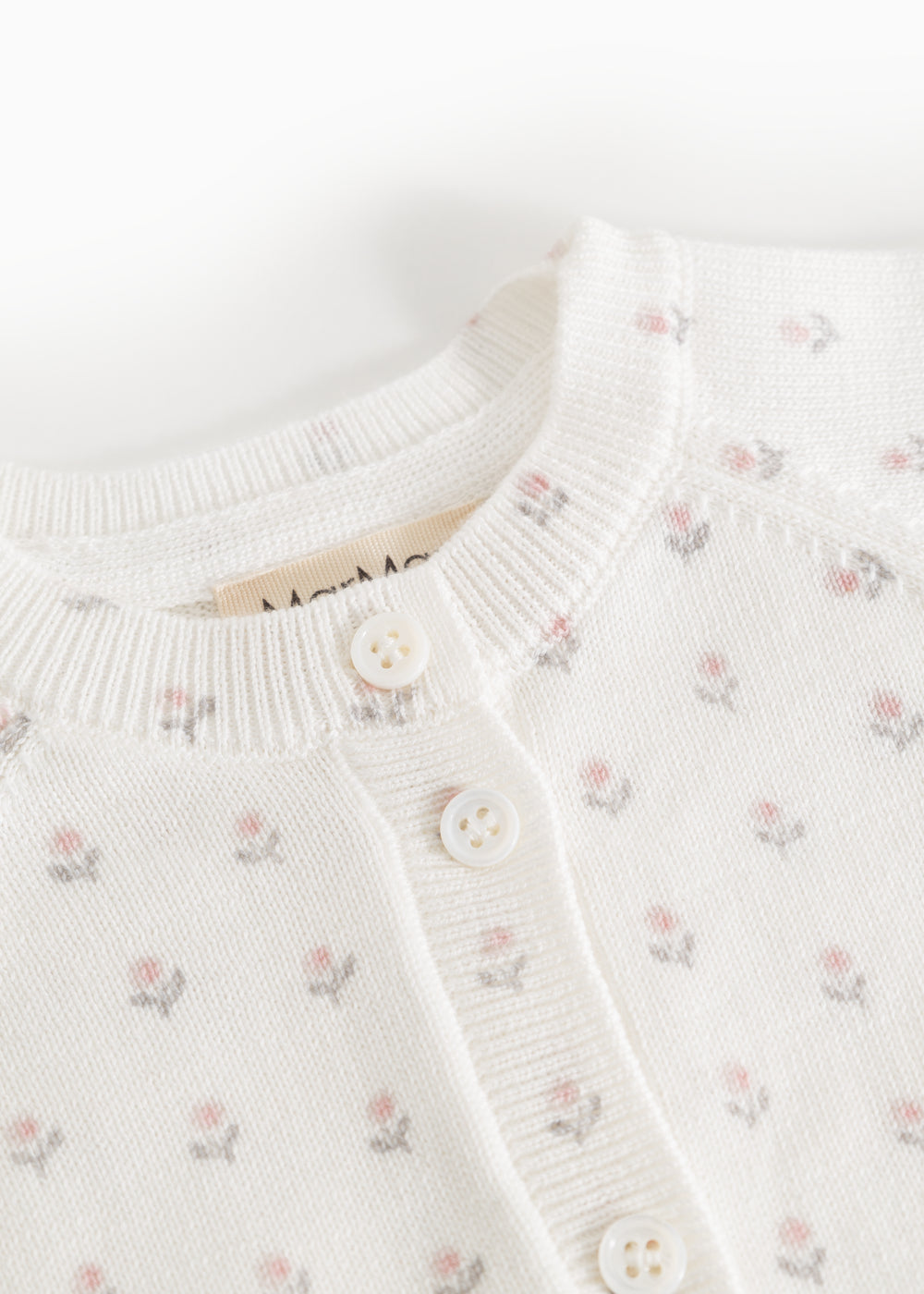 Hvid strikket cardigan med knapper ved stolpe og ribkant ved halsen