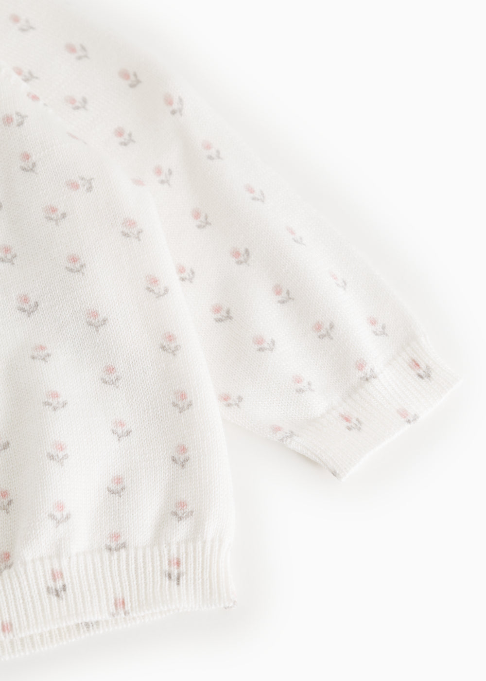 Hvid strikket cardigan med små blomsterstriber og ribkant ved ærmerne