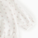 Hvid strikket cardigan med små blomsterstriber og ribkant ved ærmerne