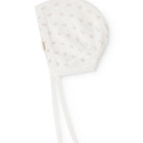 Babyhue med blomsterprint og ribkant, med to lange bindesnore