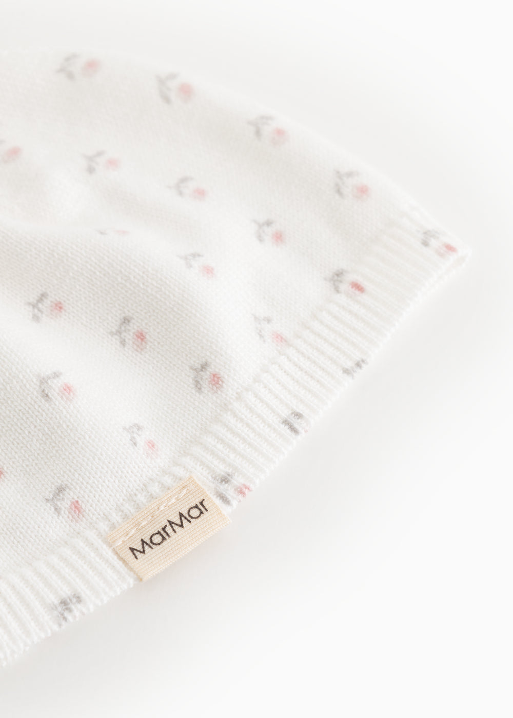 Detalje af babyhue med blomsterprint og ribkant, MarMar-mærke