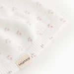 Detalje af babyhue med blomsterprint og ribkant, MarMar-mærke