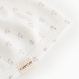 Detalje af babyhue med blomsterprint og ribkant, MarMar-mærke
