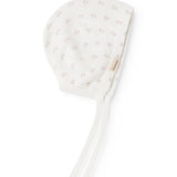 Babyhue med blomsterprint, ribkant og lange hvide bindesnore