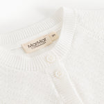 Hvid strikket cardigan med tre knapper og blomstermotiv ved kraven