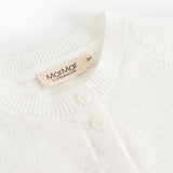 Hvid strikket cardigan med tre knapper og blomstermotiv ved kraven