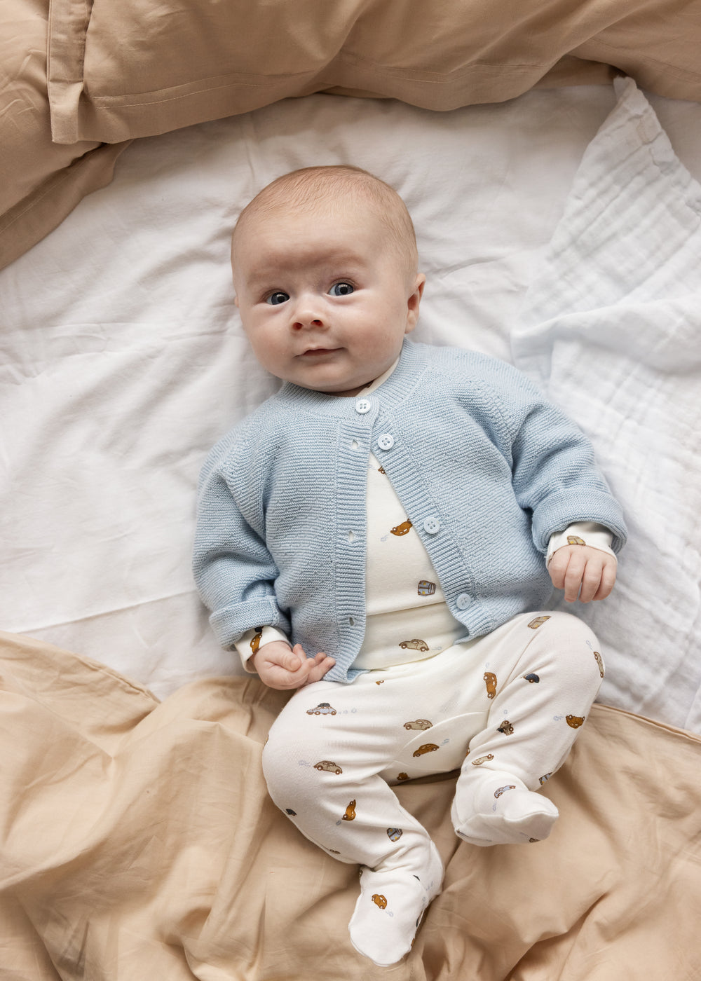 Lyseblå strikcardigan med knapper, båret af baby