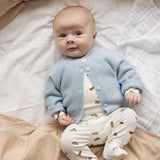 Hvid heldragt med bilprint på baby, lange ben og lette pasformer i mønster
