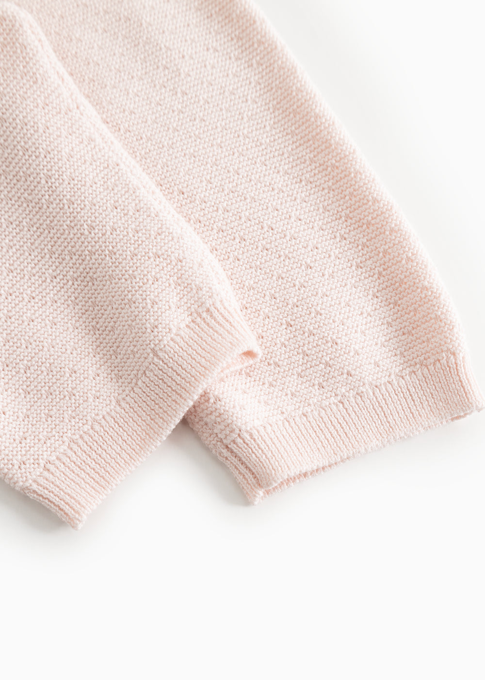 Pira strikbukser i rosa, ribkant ved benåbning, tæt på