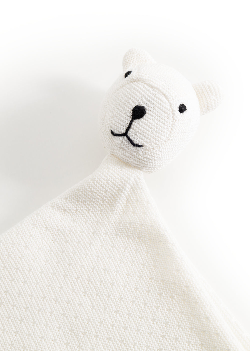Hvid nusseklud med bamsehoved i teddystof, broderet næse og øjne