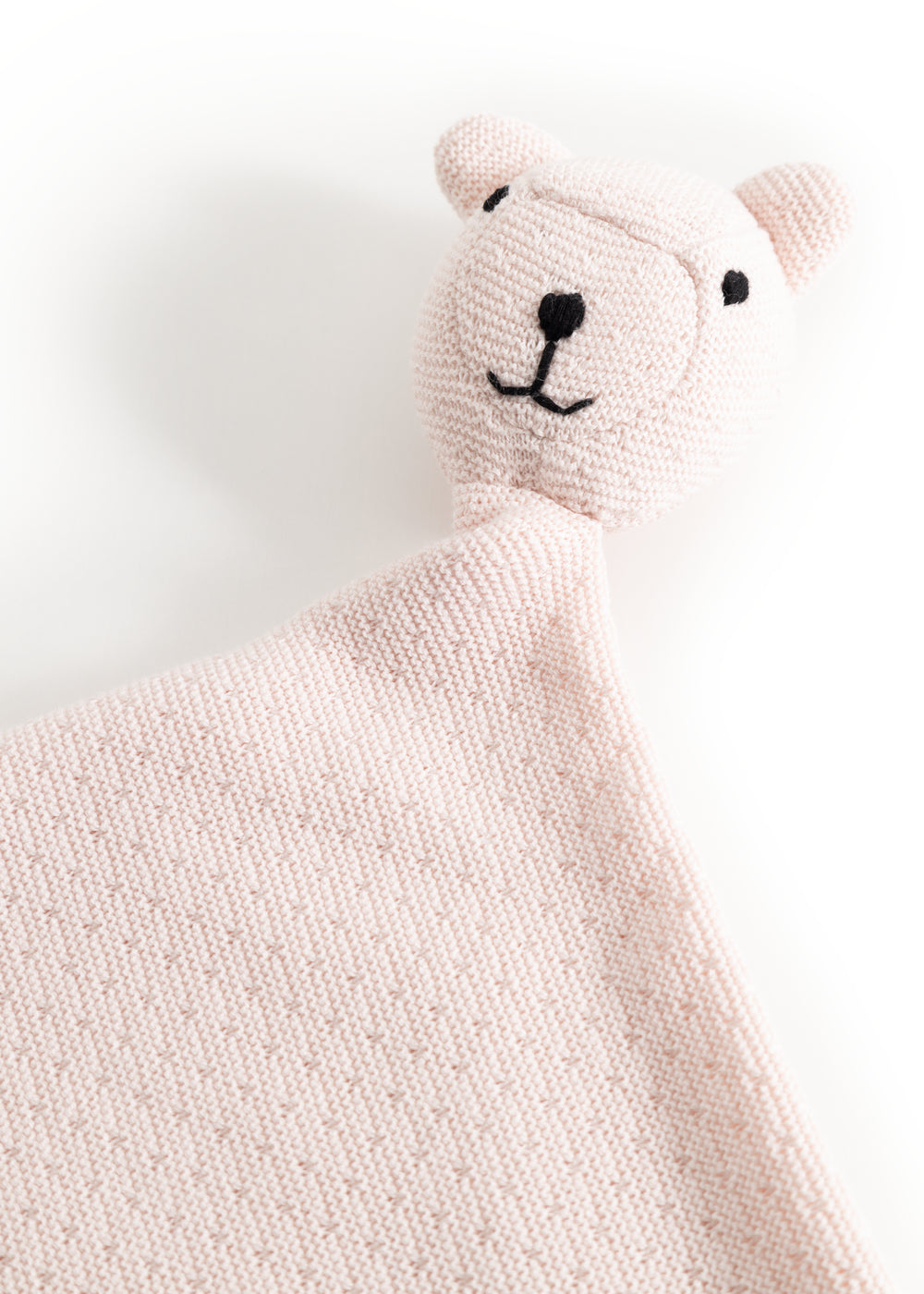 Nusseklud i rosa teddystof med bamseansigt og broderet snude