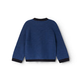Blå strikket cardigan med rund hals og sorte ribkanter ved ærmer.