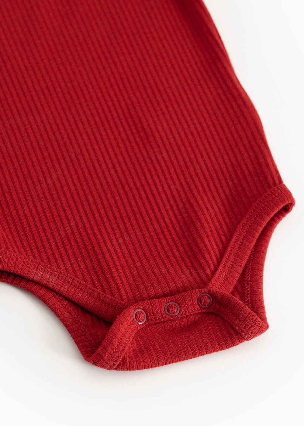 Rød ribstrikket bodystocking med knapper i skridtet og bløde benkanter