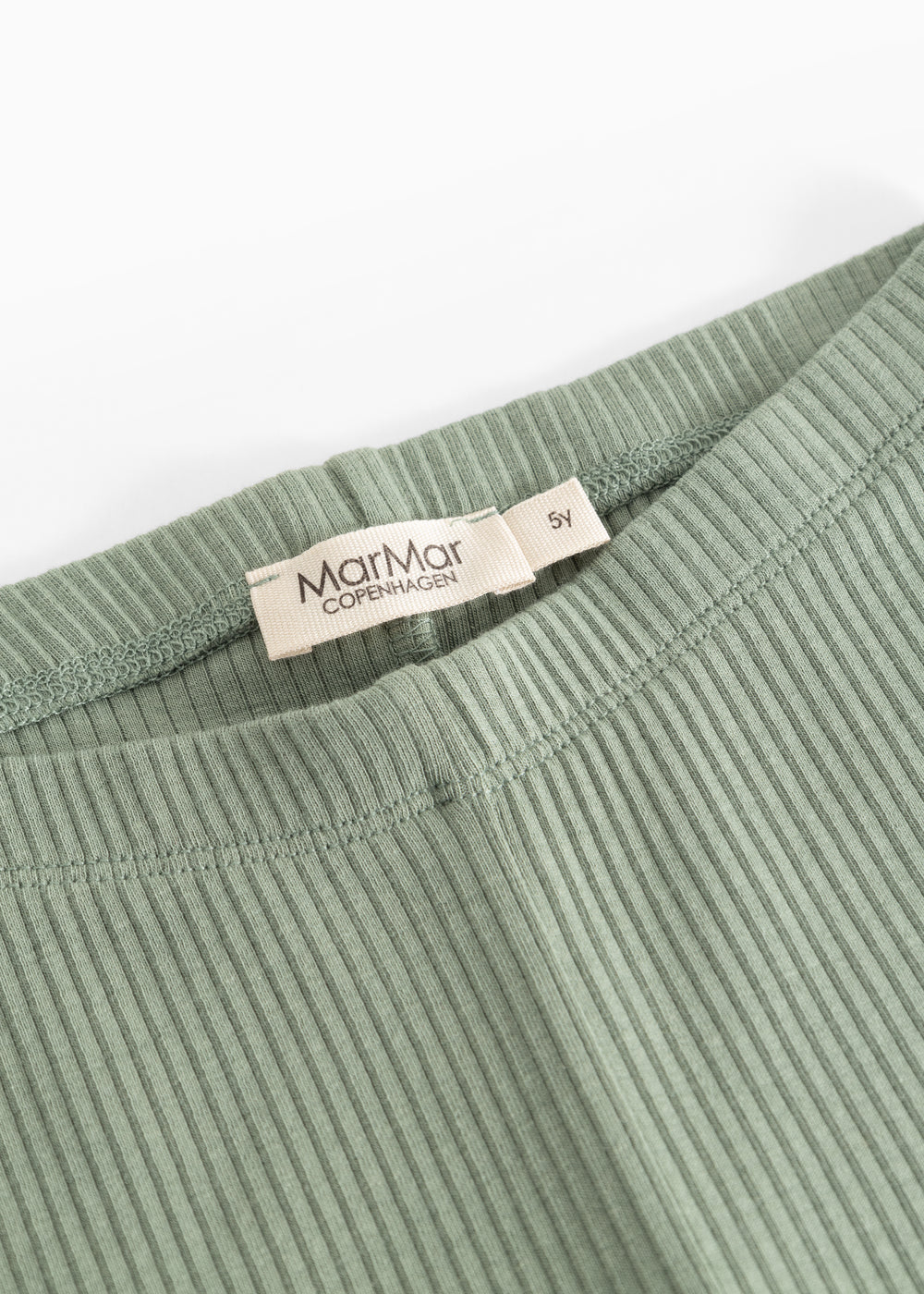 Grøn ribstrikket leggings med MarMar Copenhagen mærke i taljen