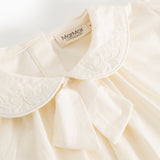 Offwhite bluse med broderet kravekant og blød v-udskæring foran