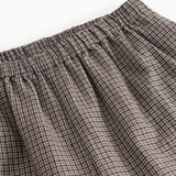 Detalje af houndstooth-bukser: elastisk linning og folder ved taljen.