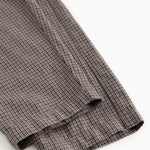 Detalje af bukseben med houndstooth-mønster og lille manchet i bunden.