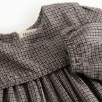 Houndstooth-kjole med flæset krave og rynket brystparti, detalje nærbillede