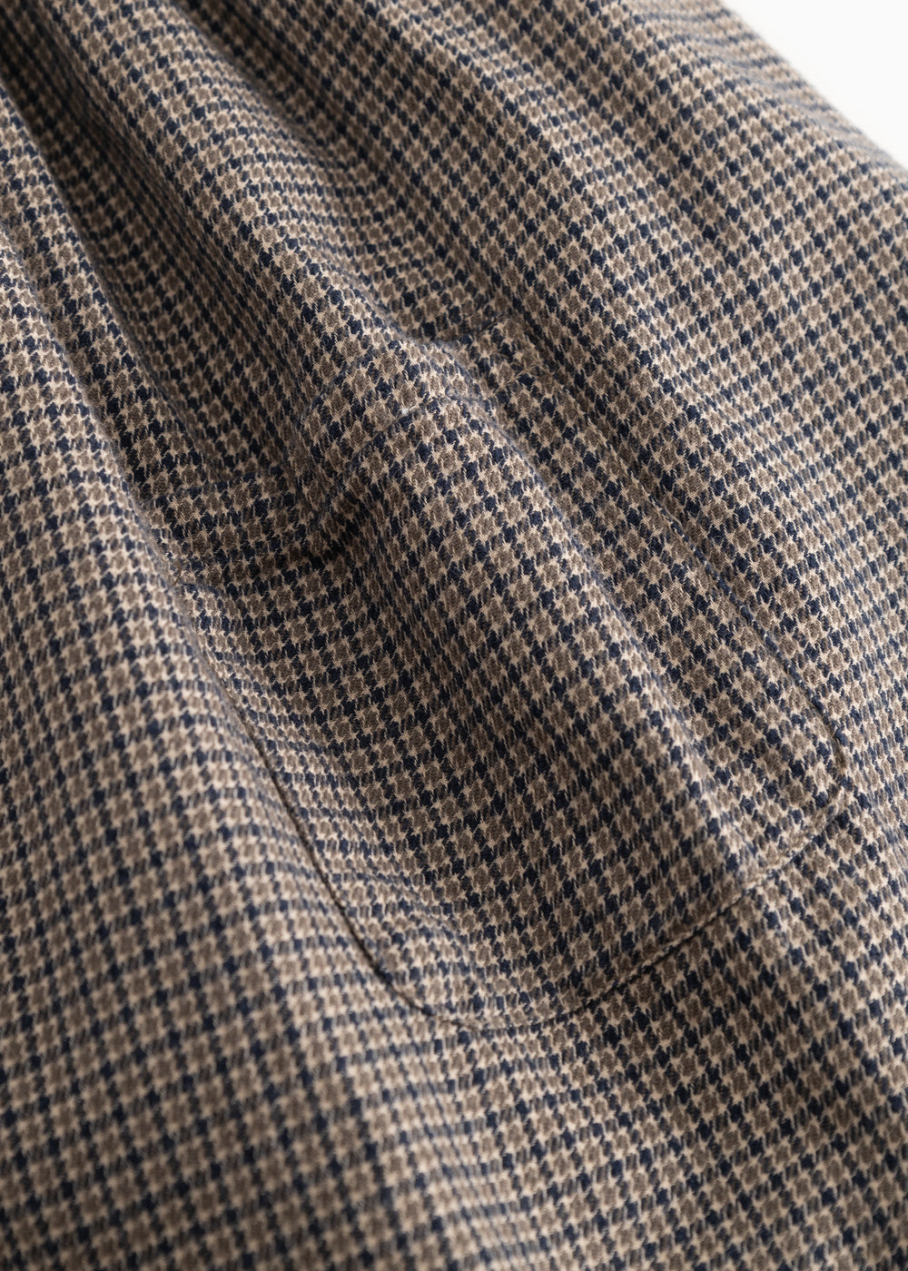 Houndstooth-kjole med brun-blå ternstof (nærbillede)