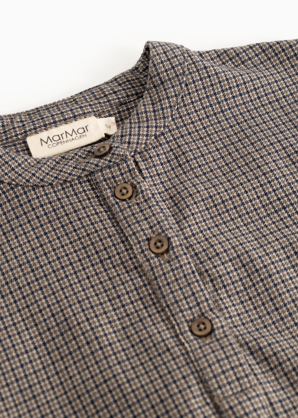 Detalje: skjortekrave og knapstolpe i houndstooth-tern