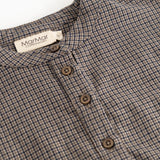 Detalje: skjortekrave og knapstolpe i houndstooth-tern