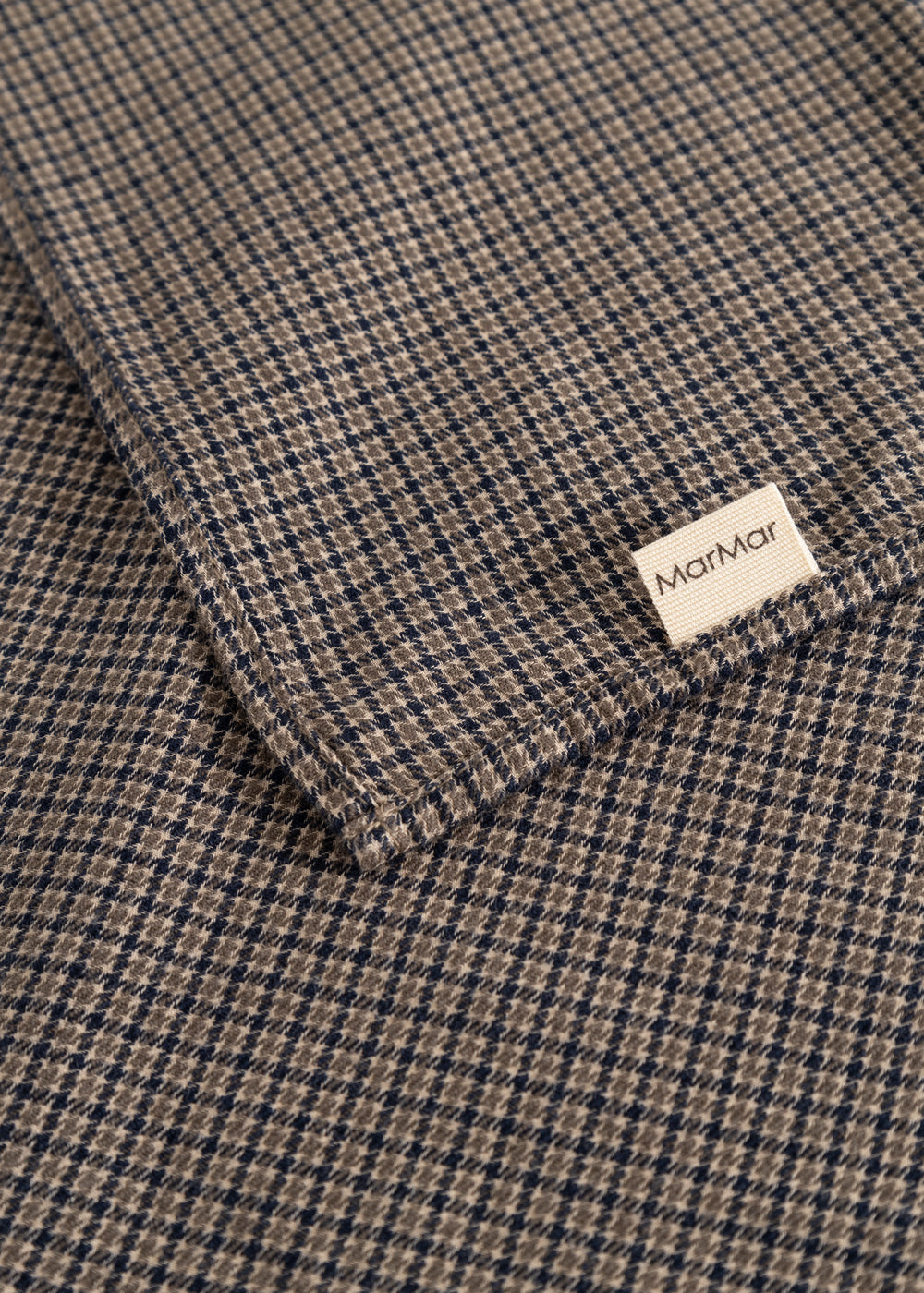 Airo tørklæde med houndstooth-tern og mærke, foldet hjørne i brun og blå