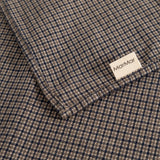 Airo tørklæde med houndstooth-tern og mærke, foldet hjørne i brun og blå