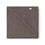 Airo tørklæde med houndstooth-tern i brun og blå, foldet firkant