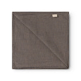 Airo tørklæde med houndstooth-tern i brun og blå, foldet firkant