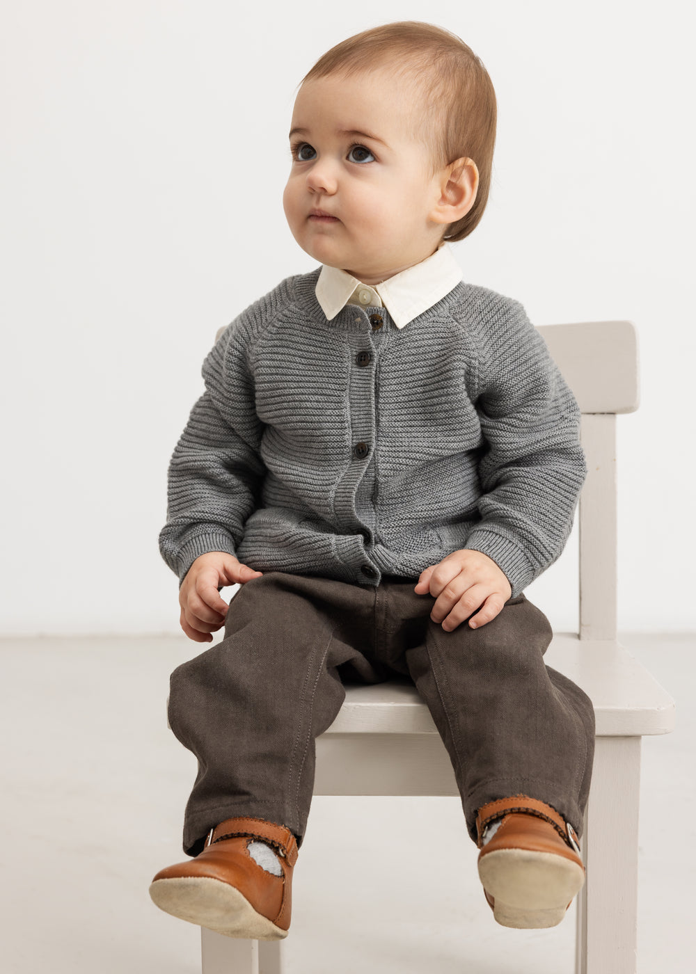 Grå strikket cardigan til baby med knapper og ribkanter