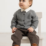 Grå strikket cardigan til baby med knapper og ribkanter