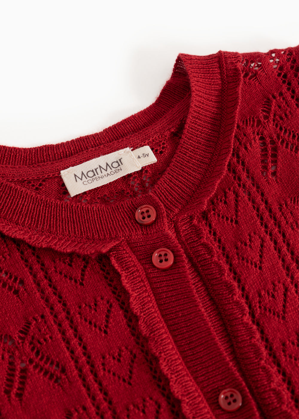 Kirsebærrød strikket cardigan-detalje med rund halskant og knapper