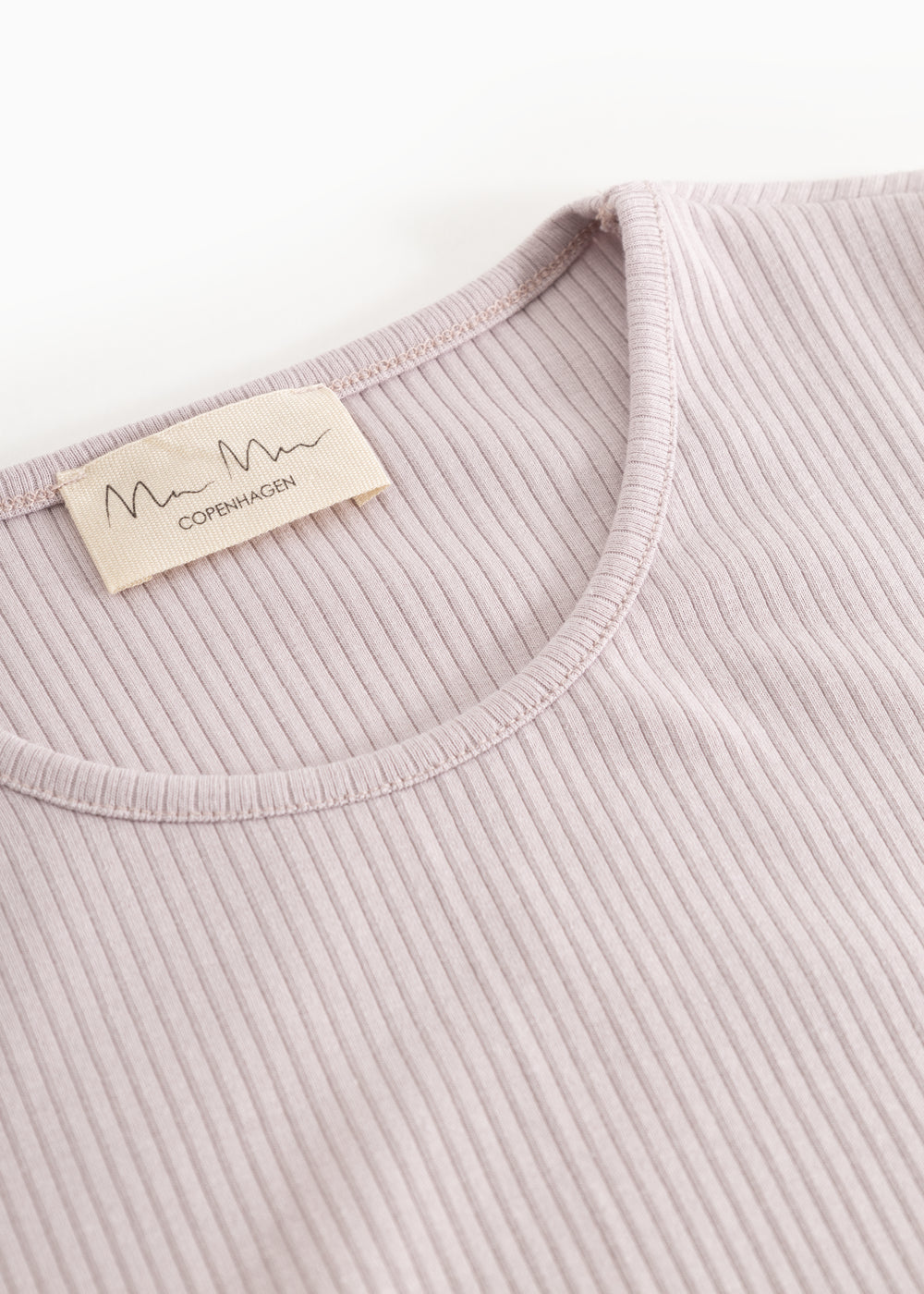 Lysergrå langærmet T-shirt med rund hals og mærke ved krave