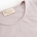 Lysergrå langærmet T-shirt med rund hals og mærke ved krave