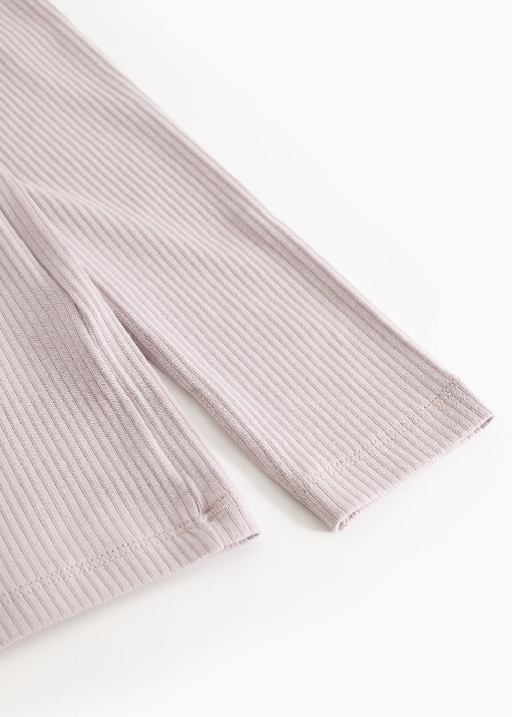 Lysergrå langærmet T-shirt med ribbet manchet og synlig stoffstruktur