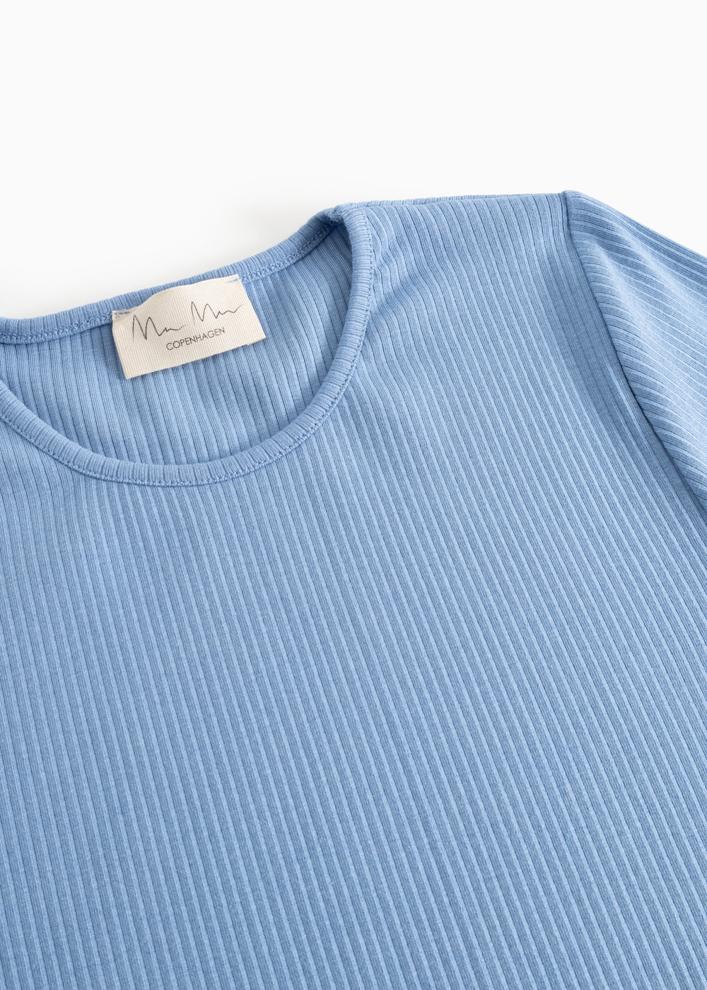 Lyseblå langærmet T-shirt, rund hals og synligt mærkelabel foran