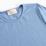 Lyseblå langærmet T-shirt, rund hals og synligt mærkelabel foran