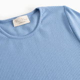 Lyseblå langærmet T-shirt, rund hals og synligt mærkelabel foran