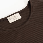 Langærmet T-shirt i mørk brun med rund hals og mærke ved halsudskæring.