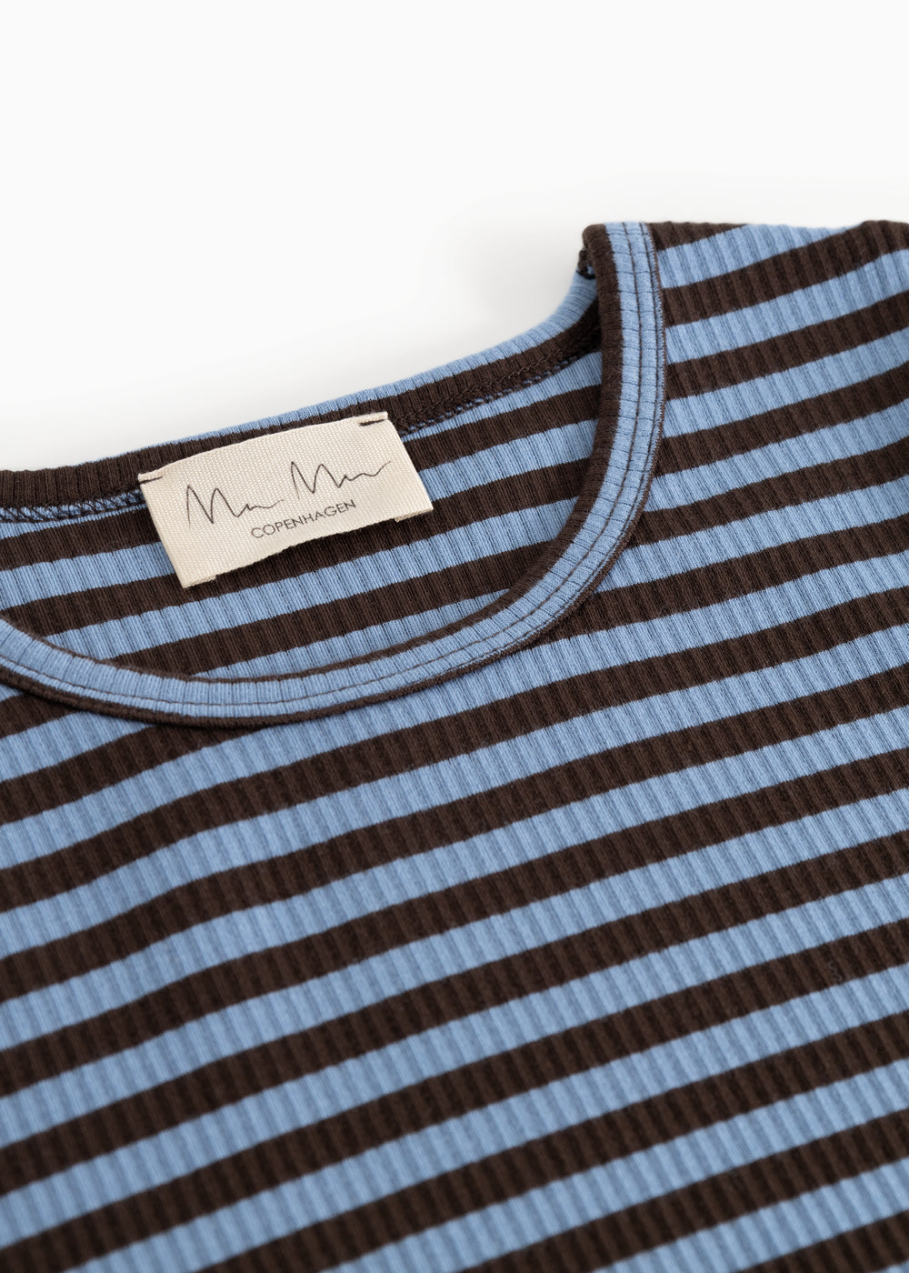 Nærbillede af krave og mærketikette på stribet langærmet T-shirt